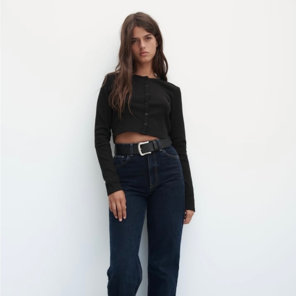 ZARA Cropped, ribbed sweater with button. NWT